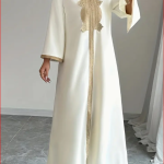 Jednobojna srednjoistočna ženska vezena haljina sa dugim rukavima i čipkom, elegantan stil